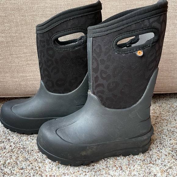 Bogs Kids Winter Boots, Black Leopard Print, Size 11 - Picture 3 of 6